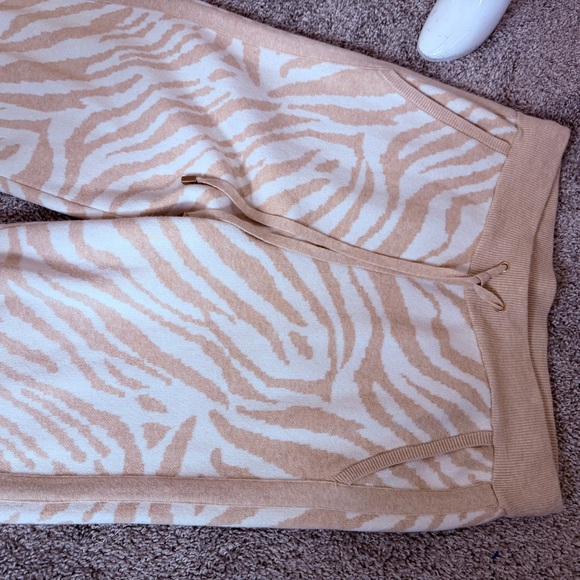 Chico’s Women's Beige Zebra Print 2PC Cashmere Blend Set - Picture 4 of 11